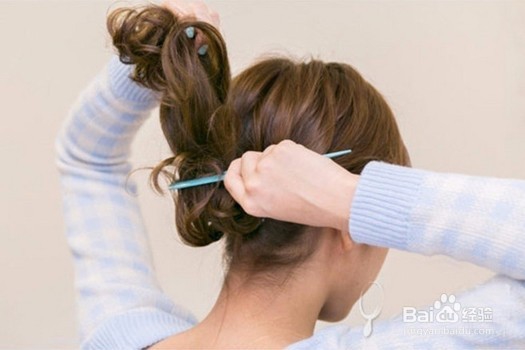 低垂丸子头 慵懒清新的低垂丸子头最in