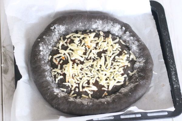 海鲜墨鱼汁披萨