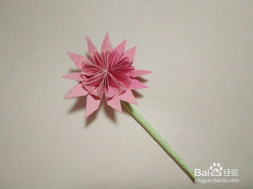 粉嫩的十二瓣立体纸花的折纸方法