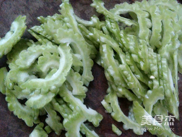 青椒炒苦瓜的做法