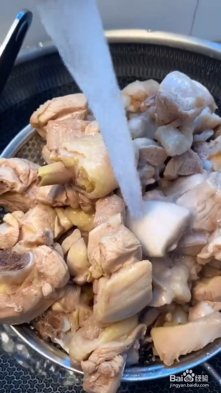 如何制作家庭版香菇黄焖鸡？