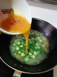 怎么简单的做秋葵番茄虾米鸡蛋汤?