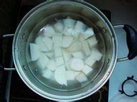 酸菜芋头汤的做法