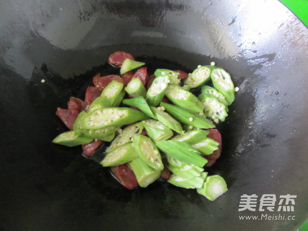 干煸香肠秋葵