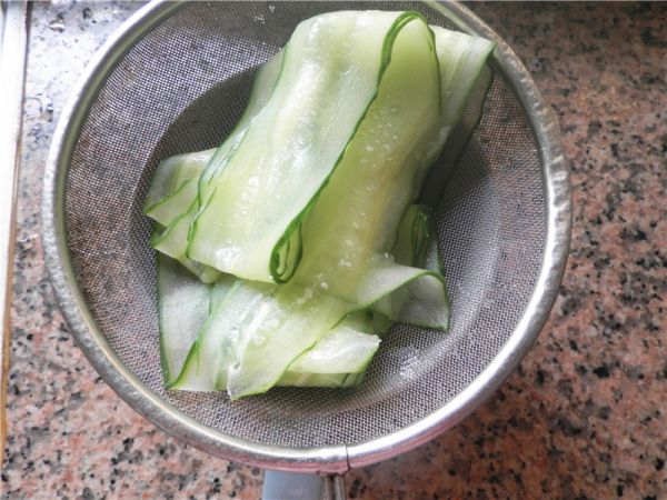 鸡蛋肉末青瓜卷