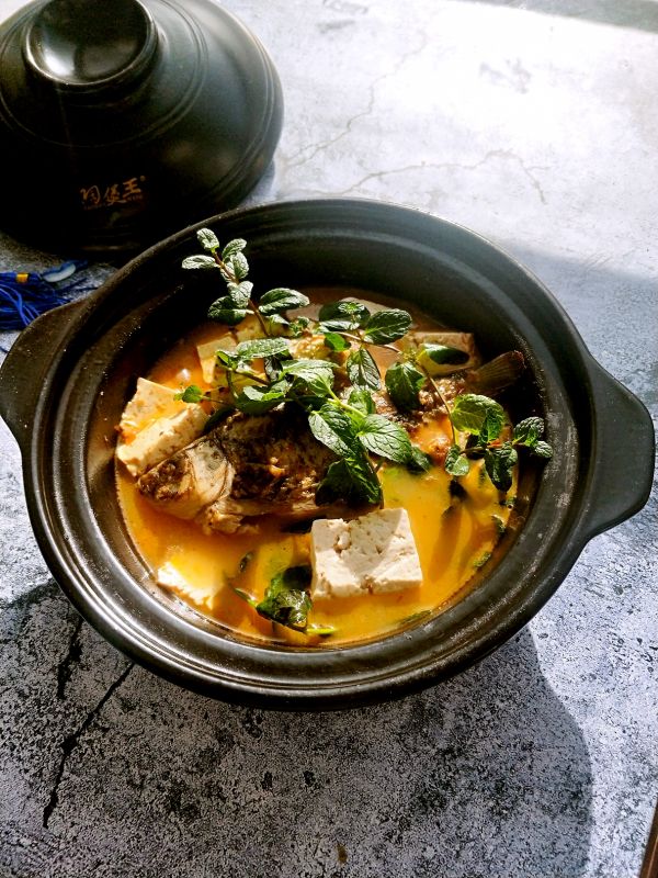 鲫鱼豆腐辣酱汤