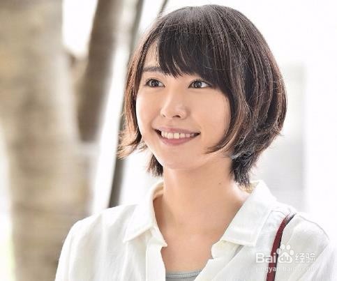 黑色短卷发怎样不老气