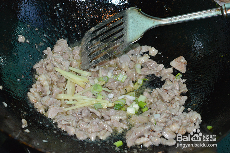 羊肉炒元葱的做法