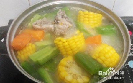 如何简单的做广式靓汤，苦瓜胡萝卜玉米猪骨汤