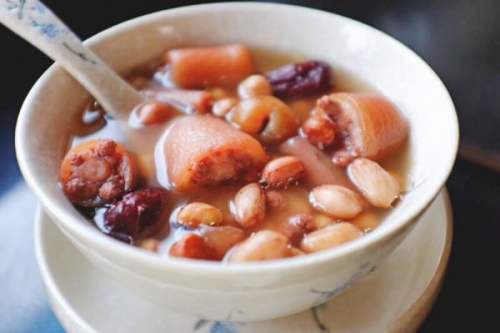 红枣花生炖猪尾