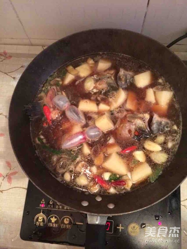 鲫鱼炖土豆的做法