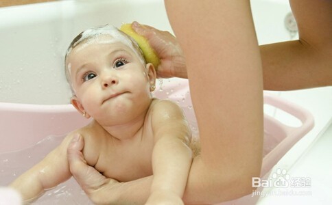 怎样给小宝宝洗澡?