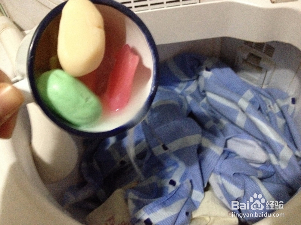 用洗衣机洗衣服的时候可以把香皂作为洗衣液使用