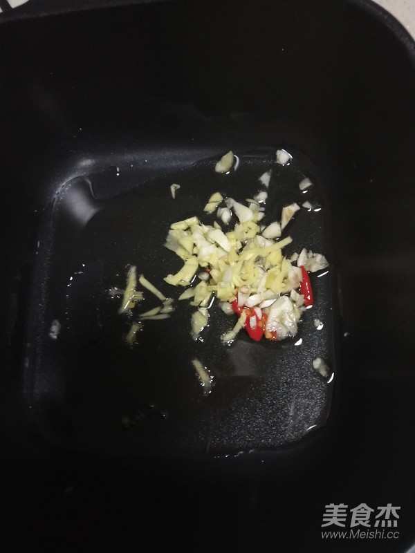 海鲜焖米粉的做法