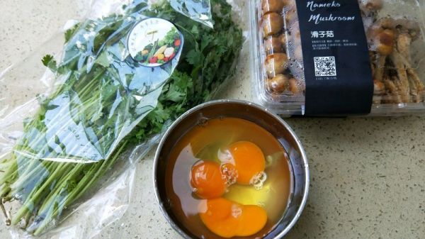 滑子菇香菜炒蛋