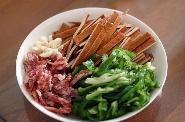 辣椒香干炒香肠