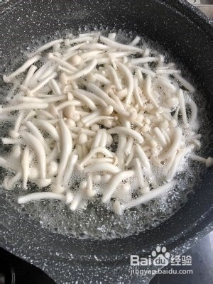 青红椒炒白玉菇的制作方法！