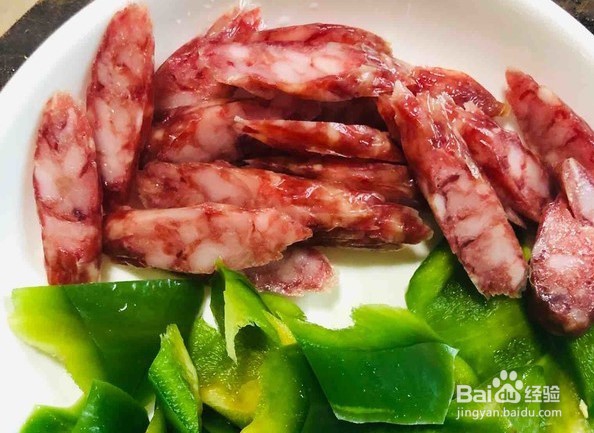 怎么做腊肠炒青椒