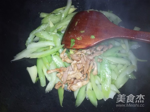 西芹炒肉的做法