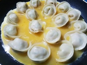 如何制作鸡蛋抱饺