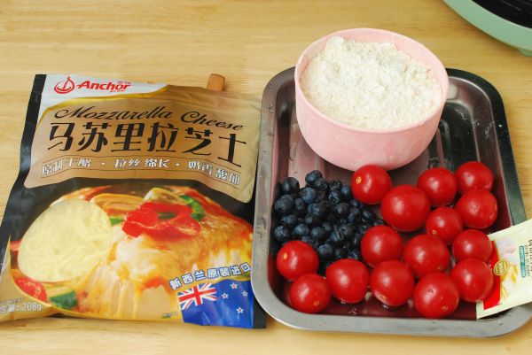 蓝莓水果拉丝披萨