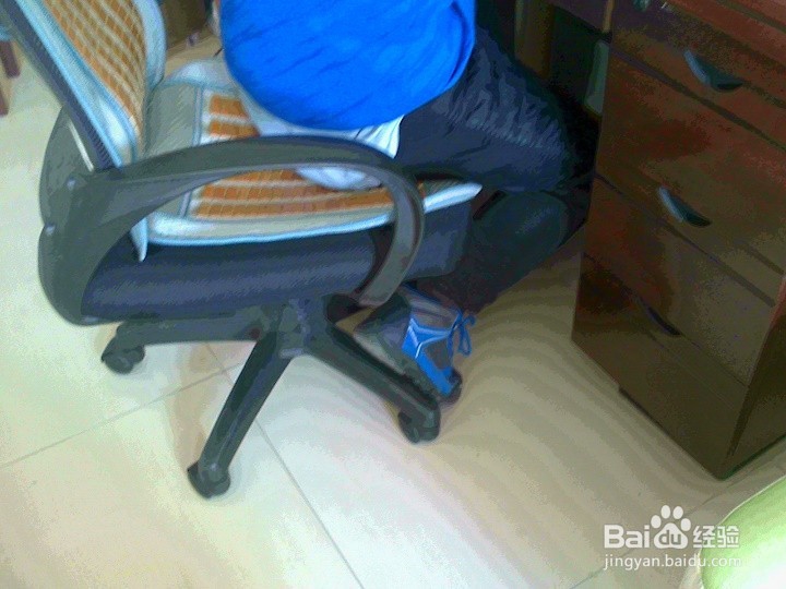 小学生为什么不能坐转椅写字