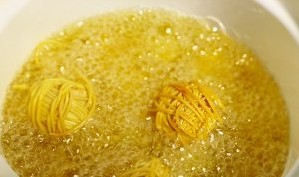 简单易做的酥脆“毛线”小丸子