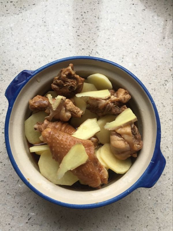 酱味鸡块蒸土豆