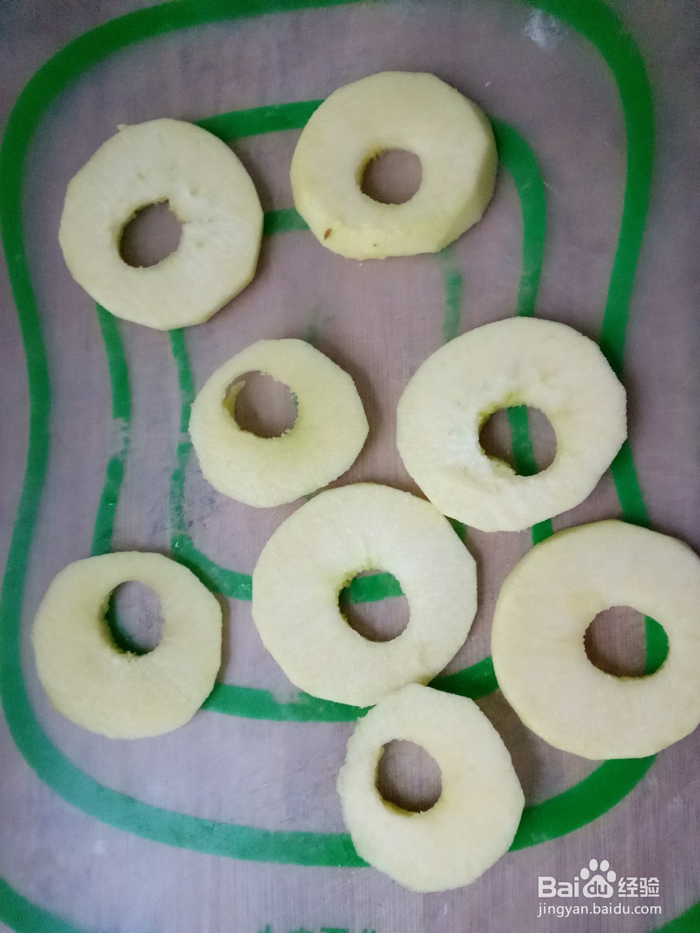 小朋友爱吃炸苹果圈