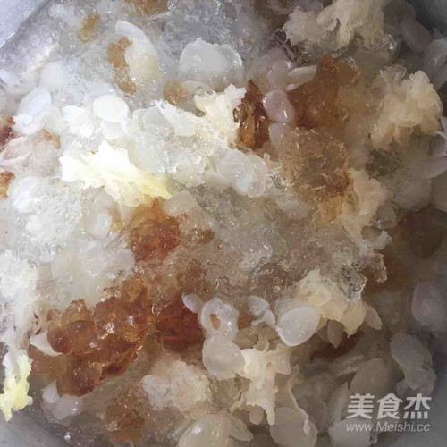 桃膠雪燕皂角米糖水