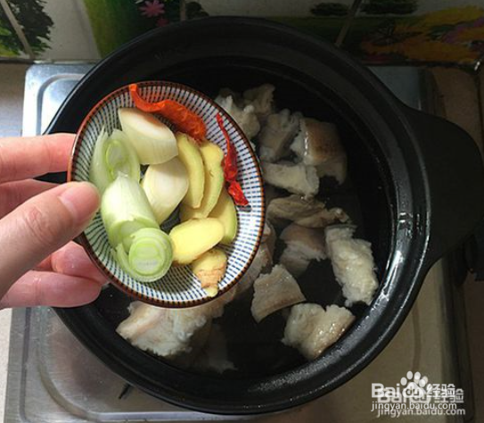 萝卜炖腊猪蹄肉