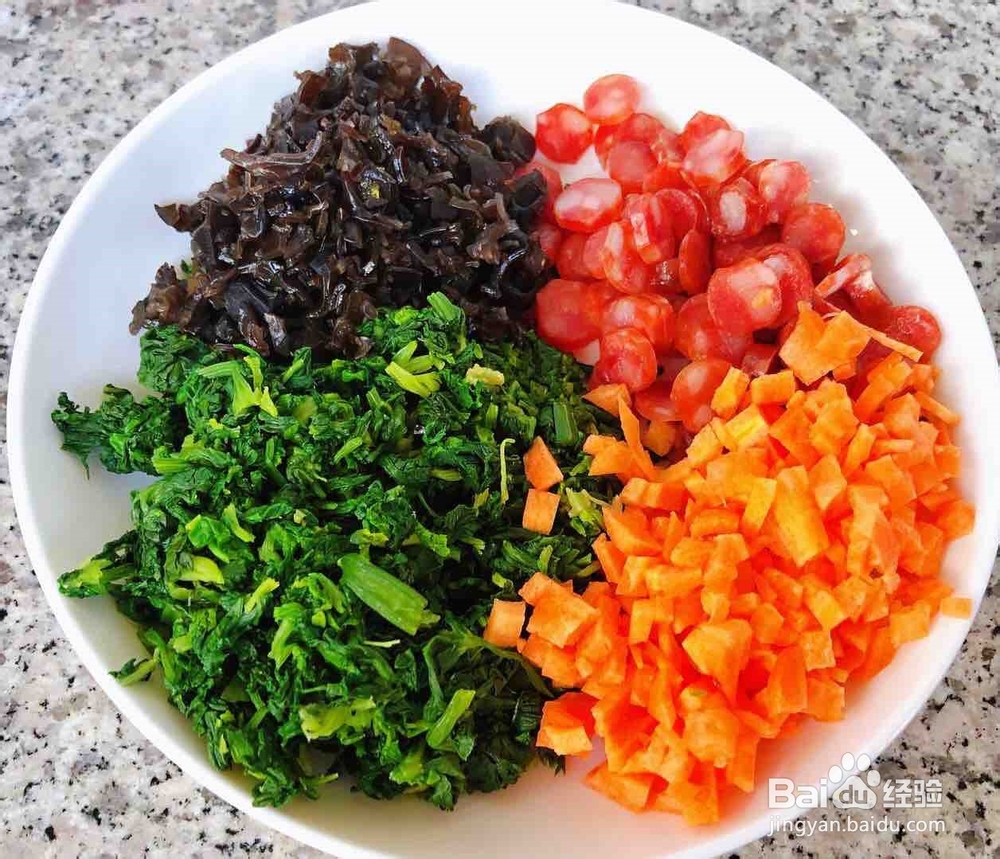 制作腊肠芹菜蛋炒饭