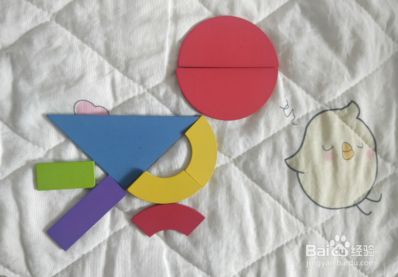 用幼儿积木怎么拼一只吃坚果的鸟儿？