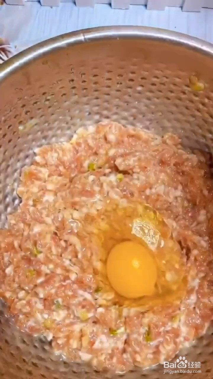 如何制作鲜美多汁的三鲜馅饺子