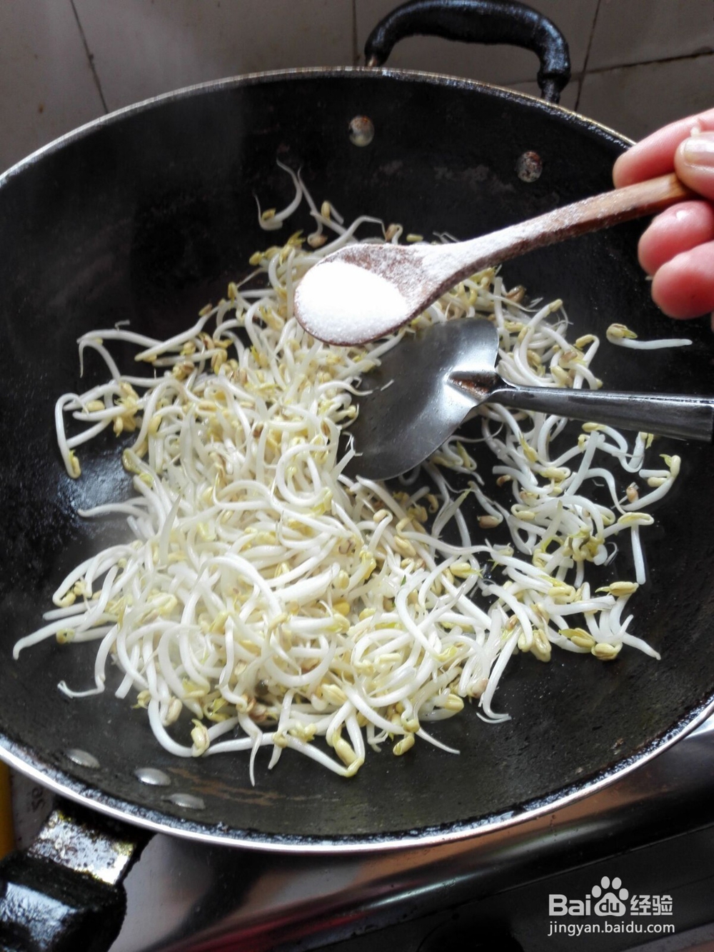 怎样制作素炒绿豆芽？