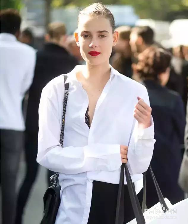 白衬衫最新流行的9种穿搭技巧，你Get了吗？