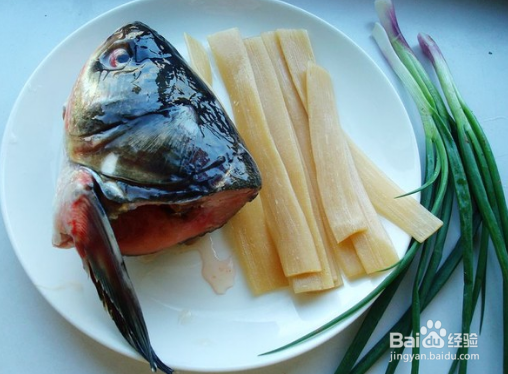 鱼头苕粉煲的做法