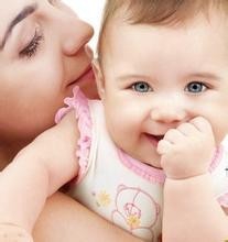 婴儿喂养时如何挑选调奶器、冲奶机