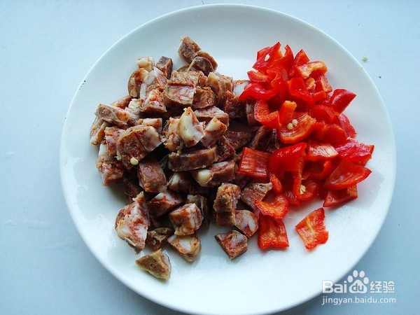 芹菜胡萝卜炒腊肠的步骤