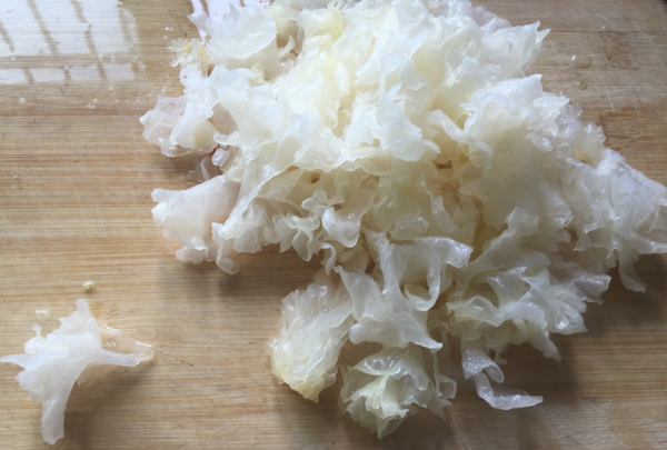 莲子红枣炖银耳