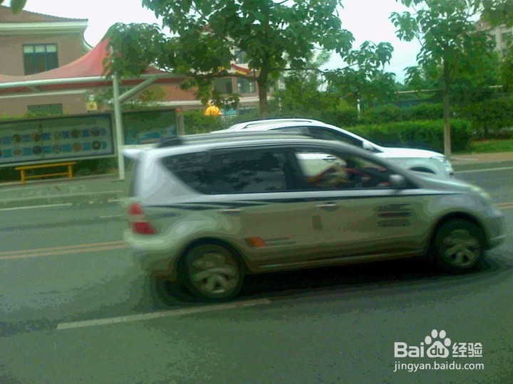 注意道路边上行驶的车辆