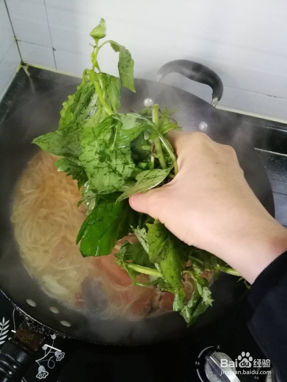 西红柿火腿煮面条