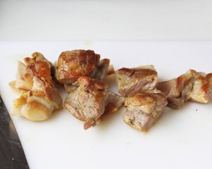 芝麻菜松仁香煎鸡腿肉的做法