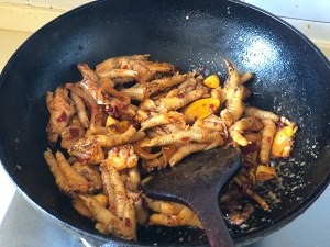 明虾鸡爪煲的制作方法