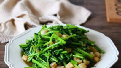 茼蒿段炒鲜贝丁的做法