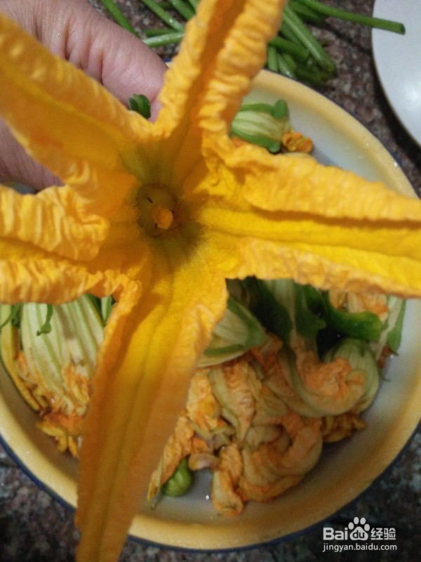 吃了还想吃的香脆炸南瓜花的烹饪方法