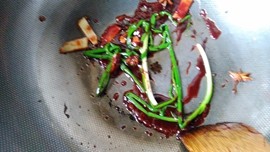 花生米炖猪蹄怎么做