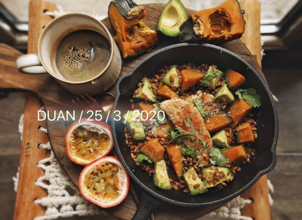 牛油果南瓜烤鸡胸斯佩尔特沙拉