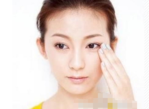 涂抹乳液的方式和手法