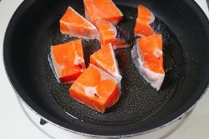 如何做出好吃的三文鱼玉米土豆焖饭